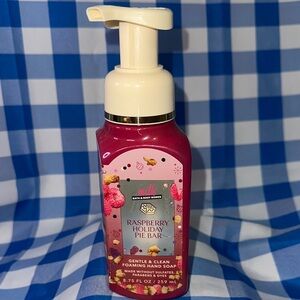 Bath & Body Works Raspberry Holiday Pie Bar Foaming Hand Soap - Red